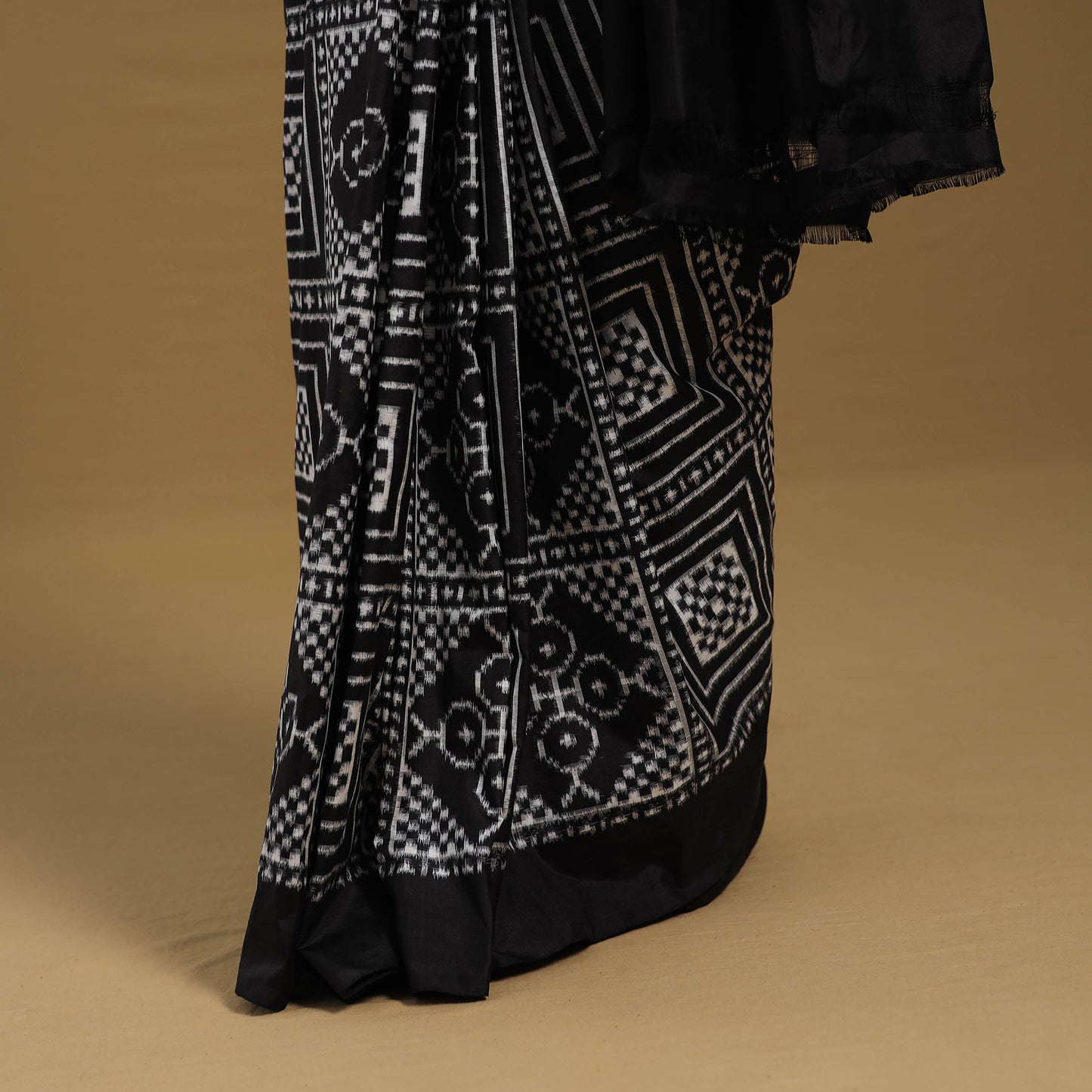 Black - Handspun Handloom Silk Pochampally Double Ikat Saree 04