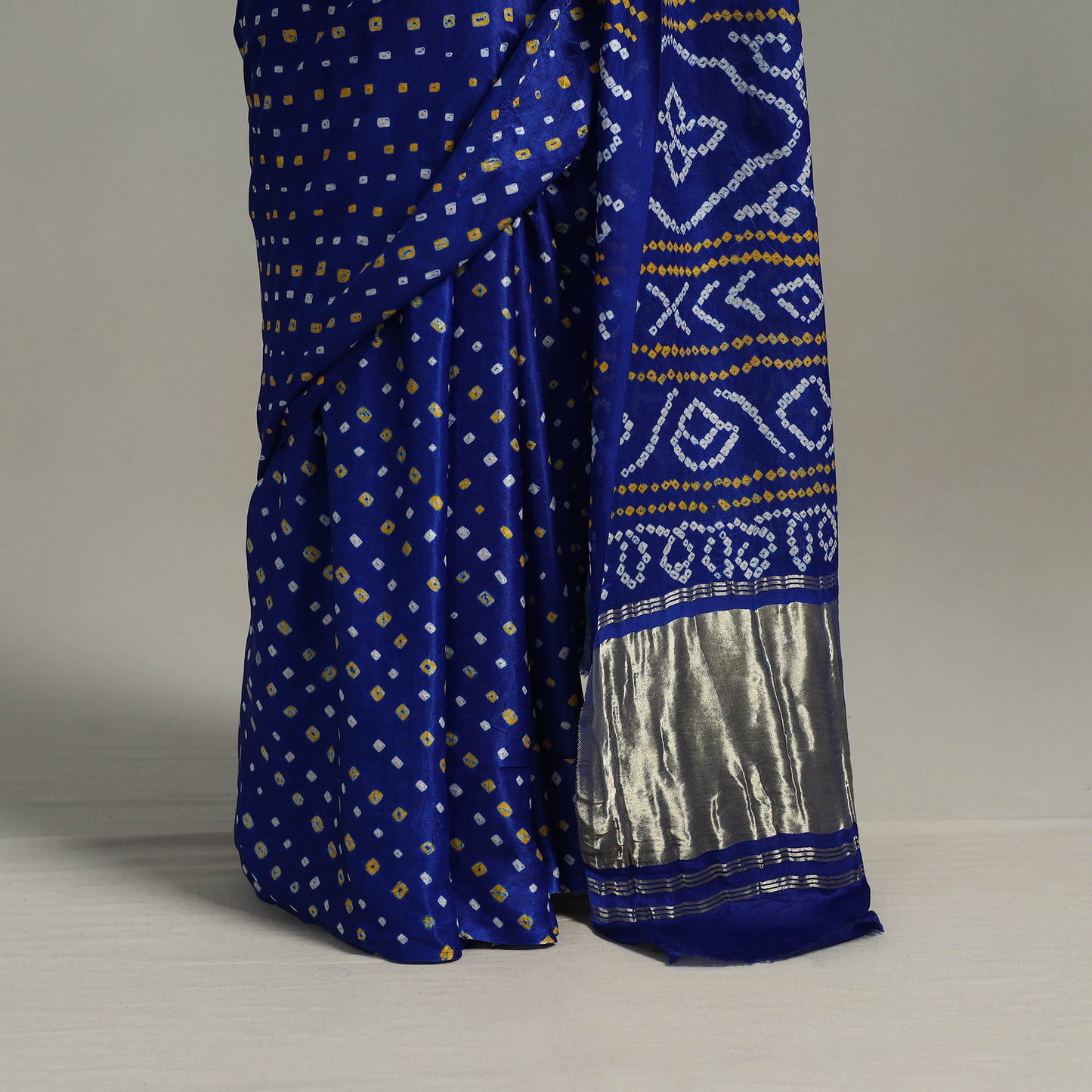 Kutch Tie-Dye Gajji Silk Bandhani Saree with Blouse Piece 09