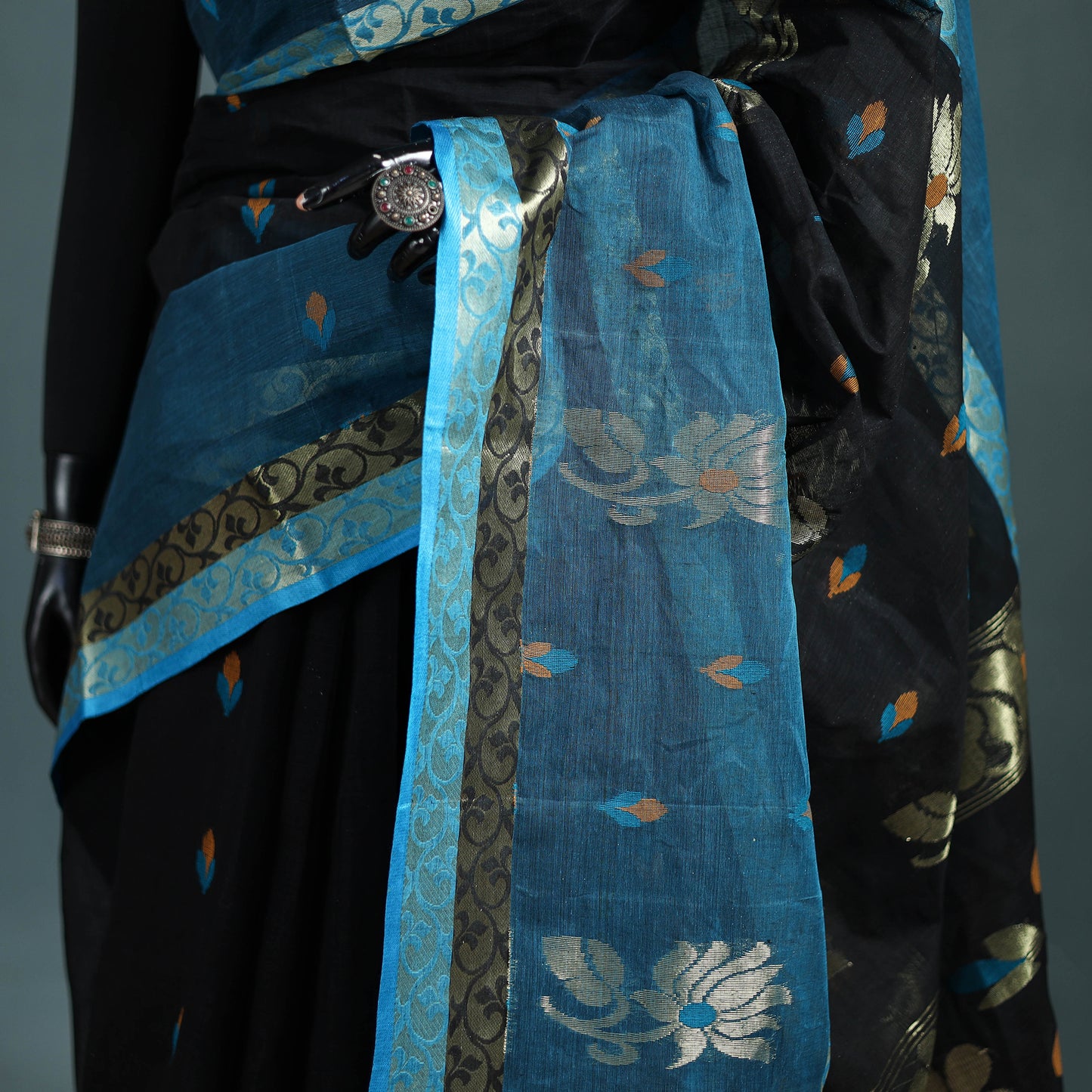 Pure Cotton Handloom Bengal Tant Saree with Zari & Thread Work 05