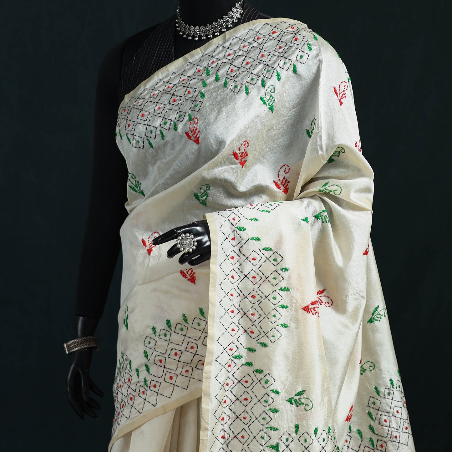 White - Bengal Hand Embroidery Silk Nakshi Kantha Saree 07