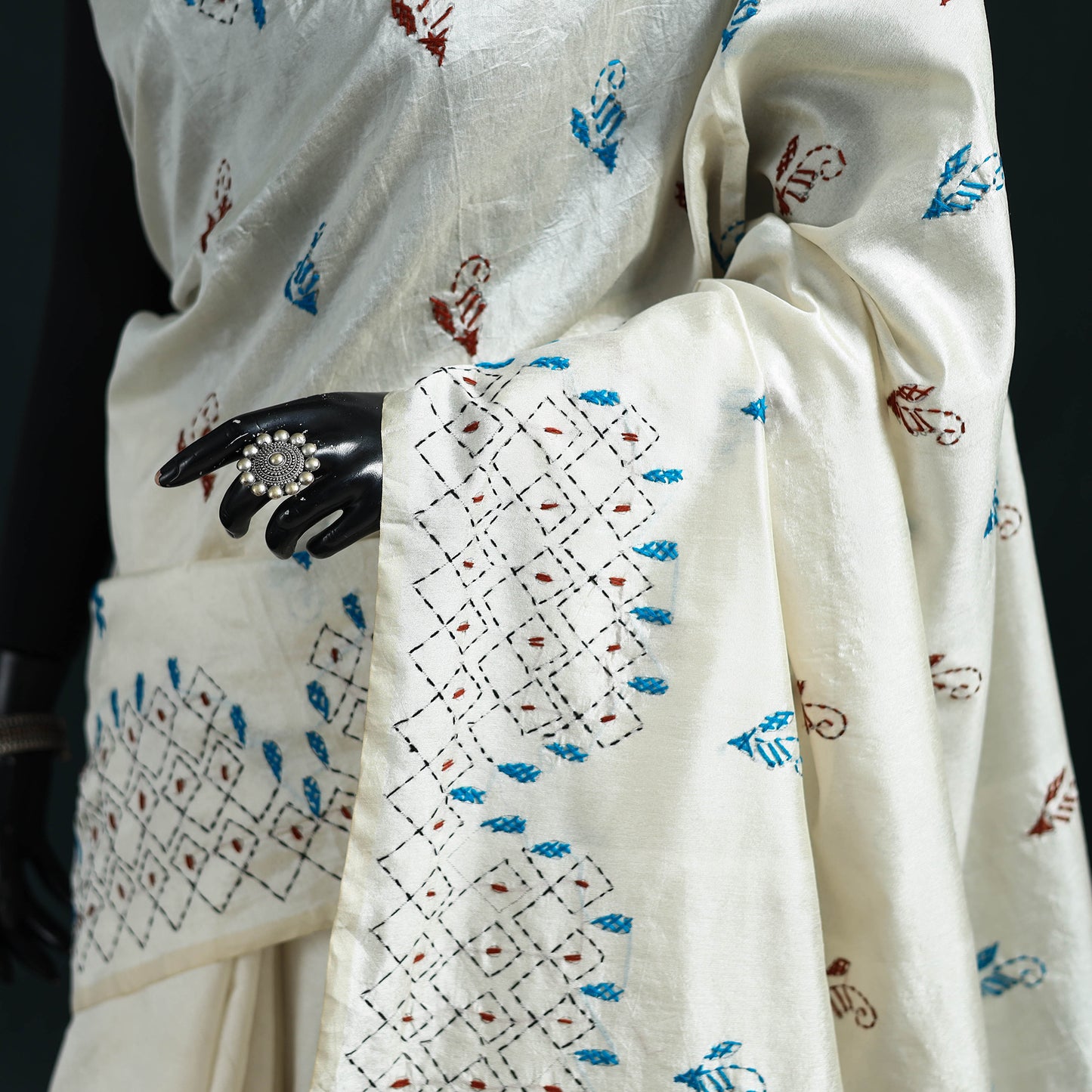 White - Bengal Hand Embroidery Silk Nakshi Kantha Saree 09