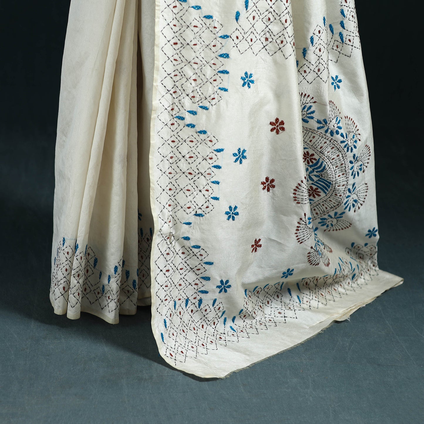 White - Bengal Hand Embroidery Silk Nakshi Kantha Saree 09