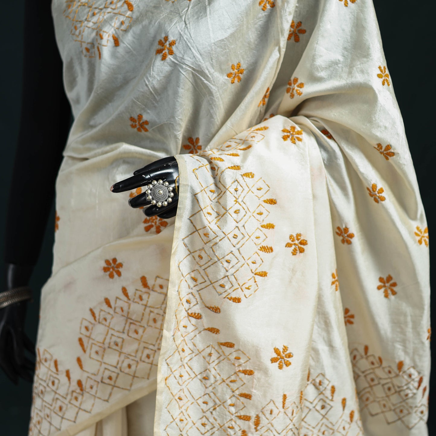 White - Bengal Hand Embroidery Silk Nakshi Kantha Saree 10