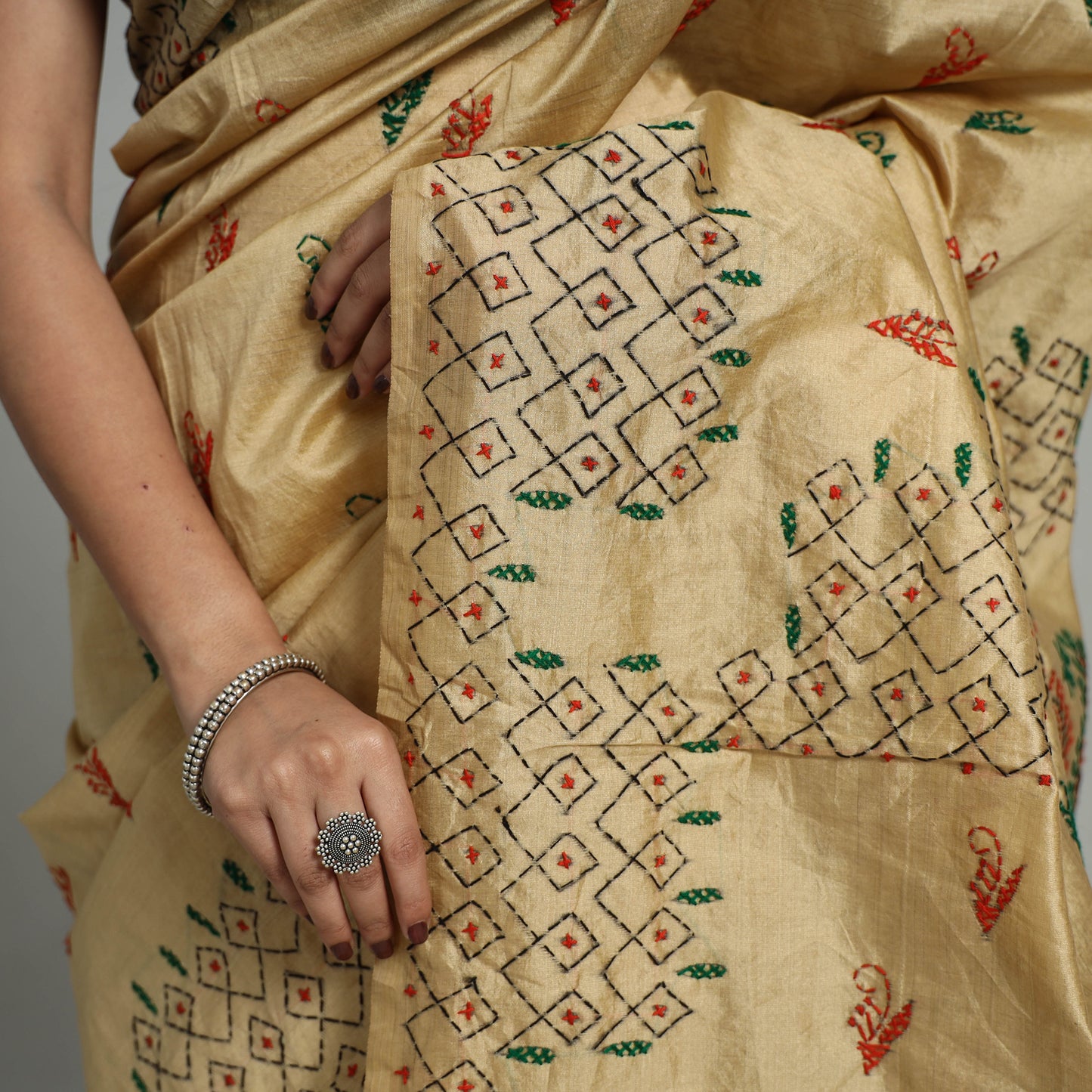 Beige - Handcrafted Bengal Nakshi Kantha Work Silk Saree 23