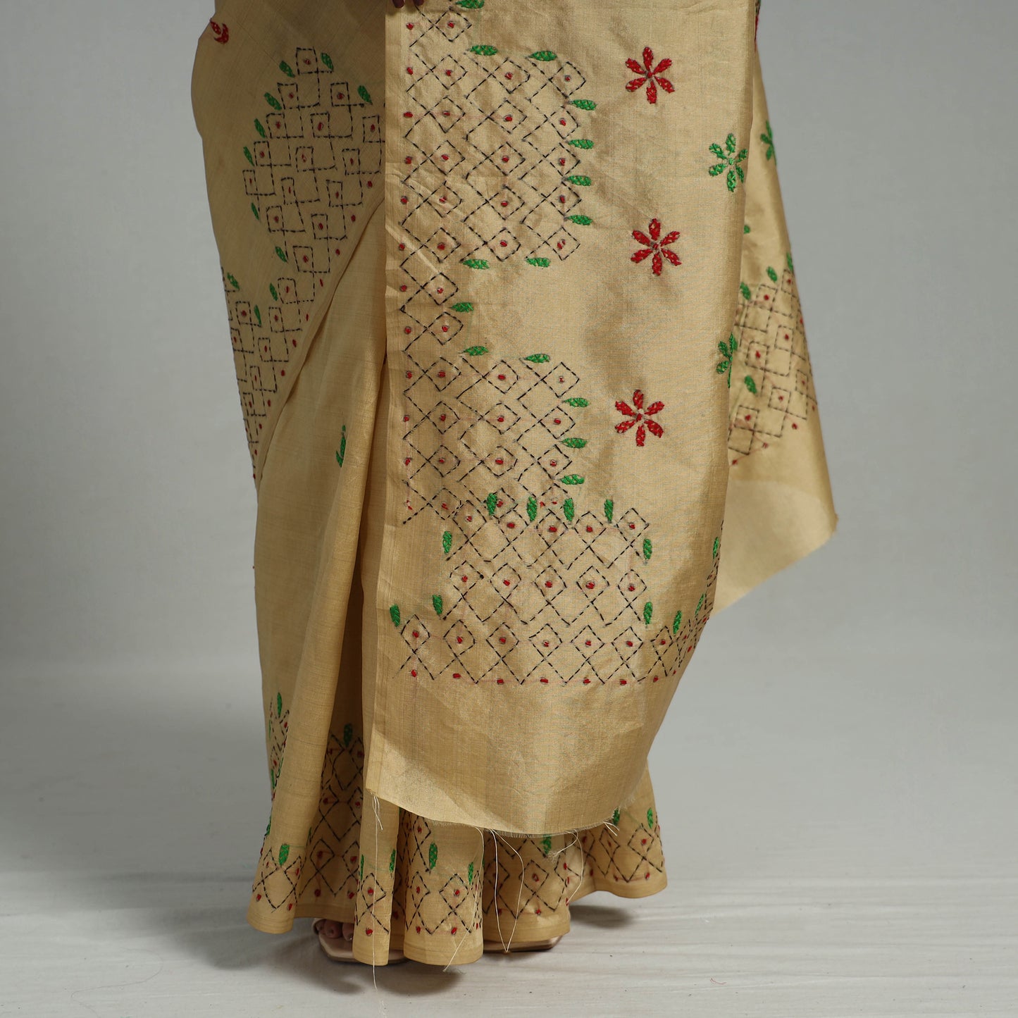 Beige - Handcrafted Bengal Nakshi Kantha Work Silk Saree 29