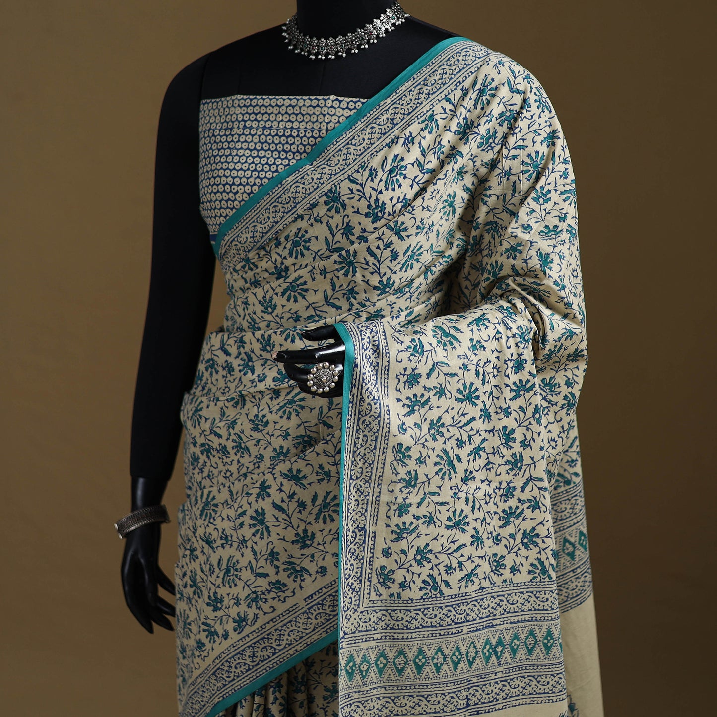White - Gamthi Hand Block Print Pure Mul Cotton Saree with Blouse Piece 09