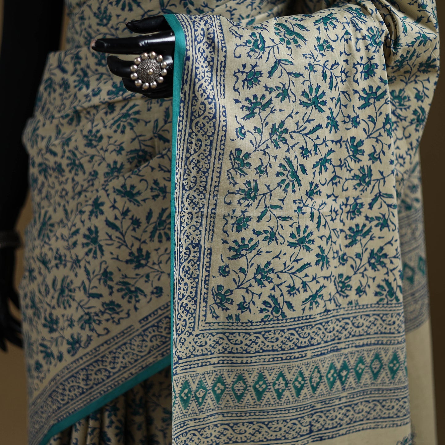 White - Gamthi Hand Block Print Pure Mul Cotton Saree with Blouse Piece 09