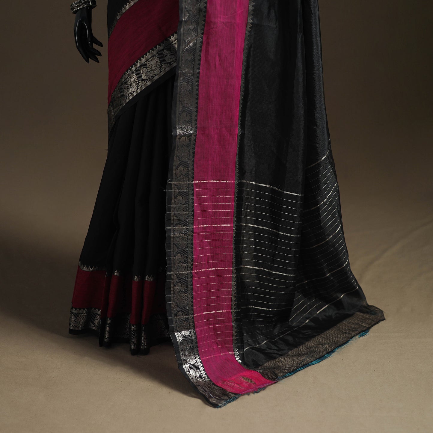 Black - Pure Handwoven Mangalagiri Silk Cotton Pattu Saree with Zari Border 22