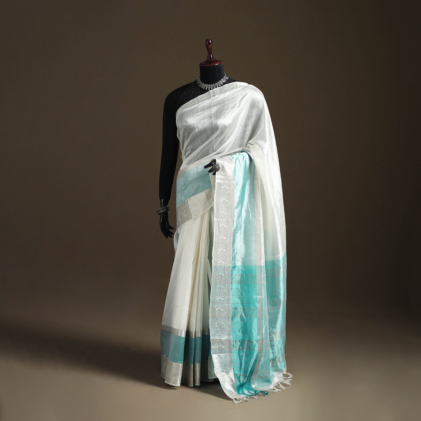 White - Pure Handwoven Mangalagiri Silk Cotton Pattu Saree with Zari Border 27
