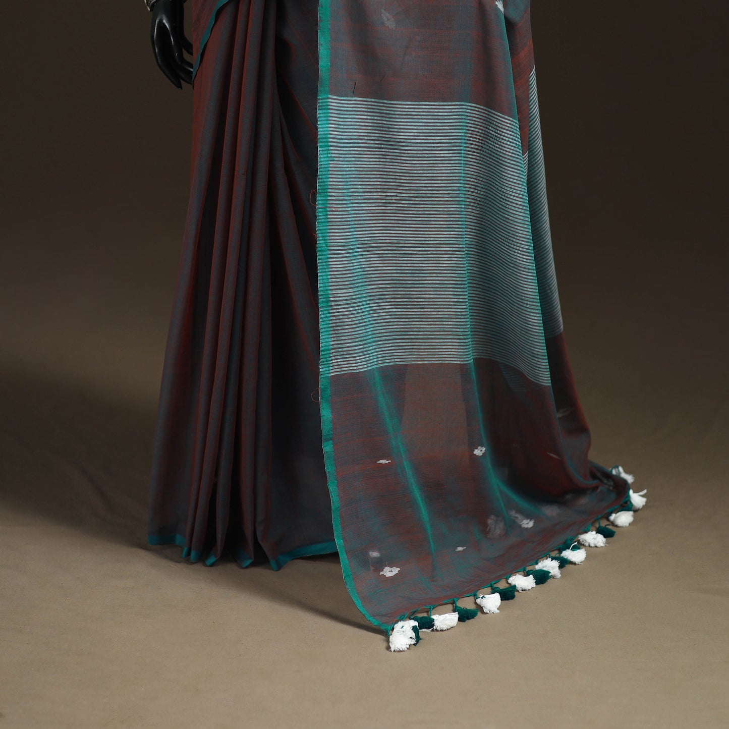 Bengal Pure Mul Cotton Jamdani Saree with Tassels 04