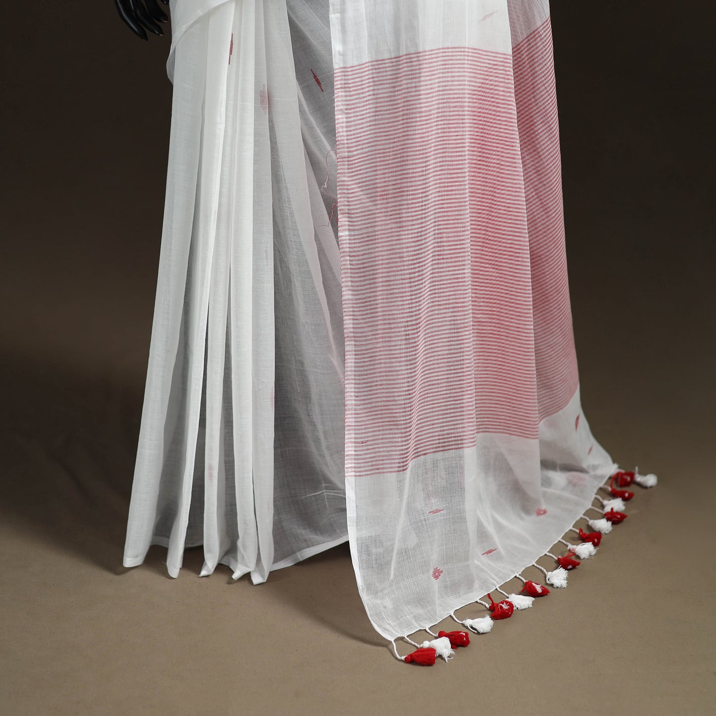 Bengal Pure Mul Cotton Jamdani Saree with Tassels 06