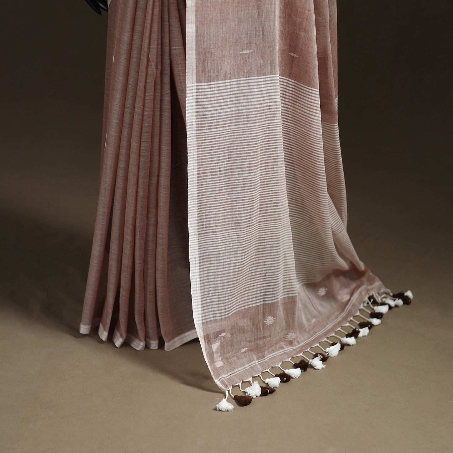 Bengal Pure Mul Cotton Jamdani Saree with Tassels 08