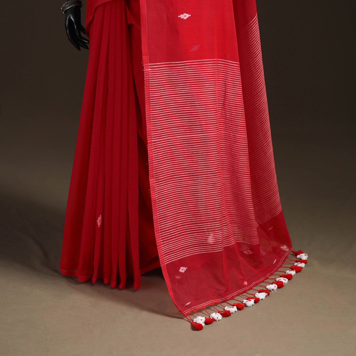 Bengal Pure Mul Cotton Jamdani Saree with Tassels 09