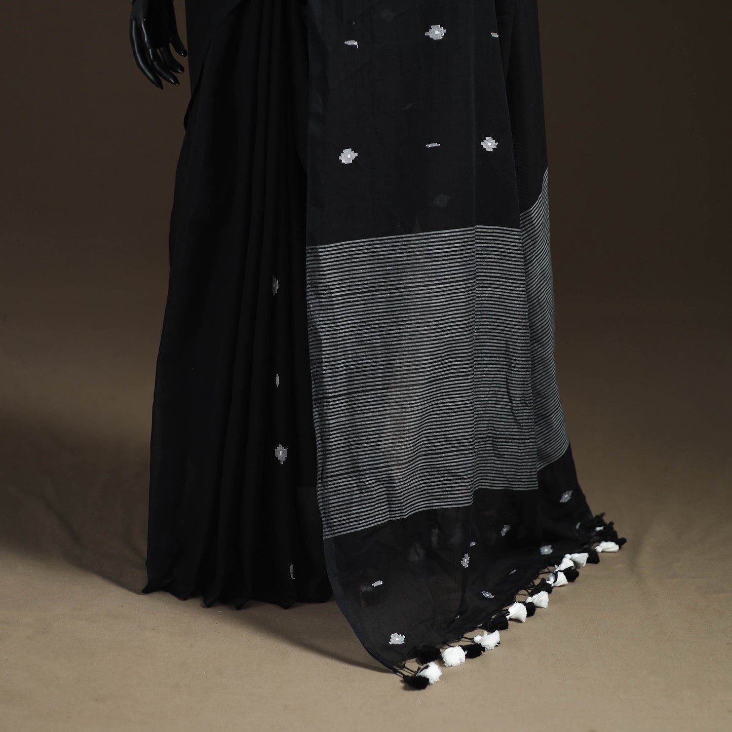 Bengal Pure Mul Cotton Jamdani Saree with Tassels 11