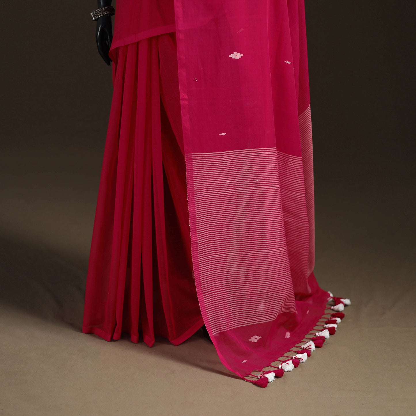 Bengal Pure Mul Cotton Jamdani Saree with Tassels 12