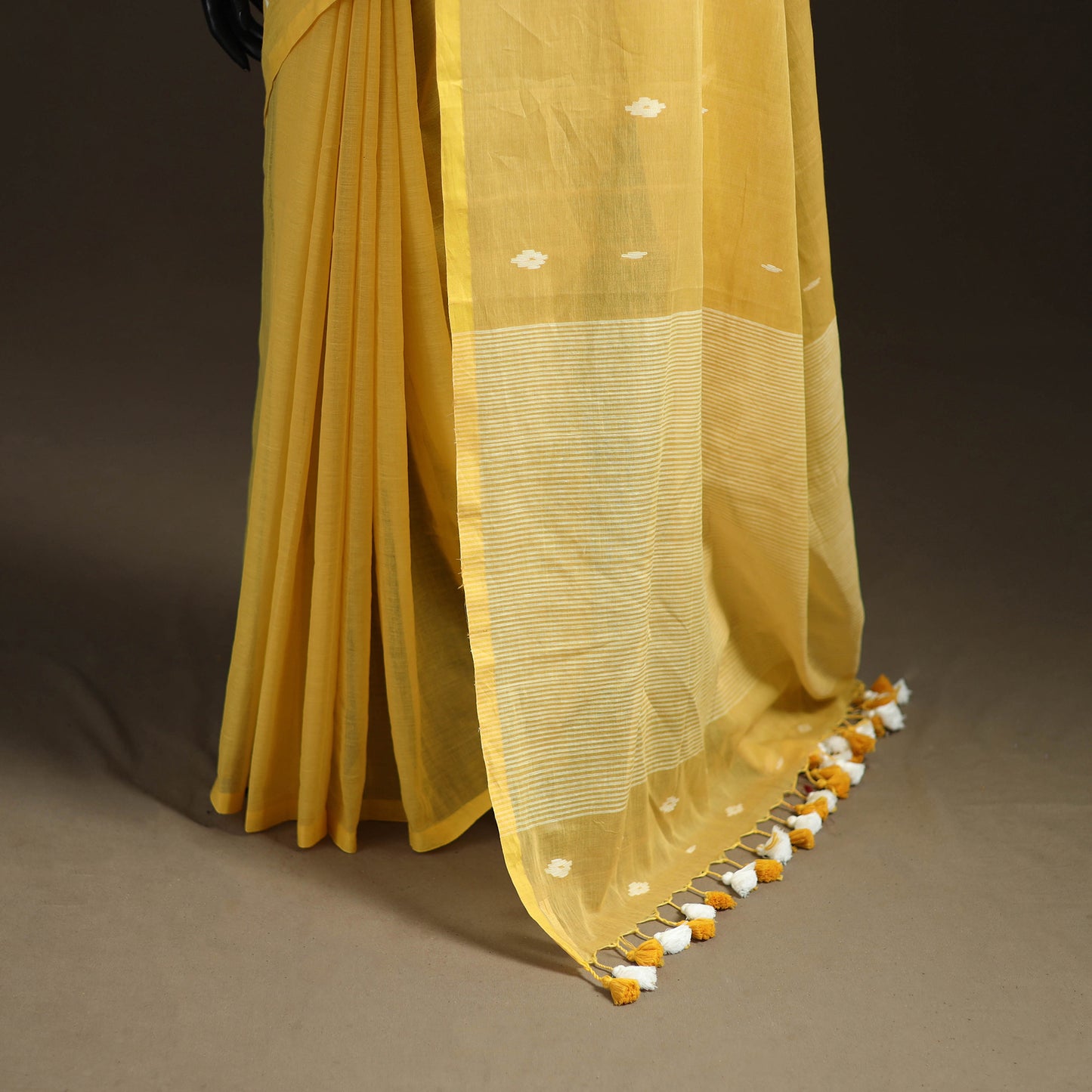 Bengal Pure Mul Cotton Jamdani Saree with Tassels 14