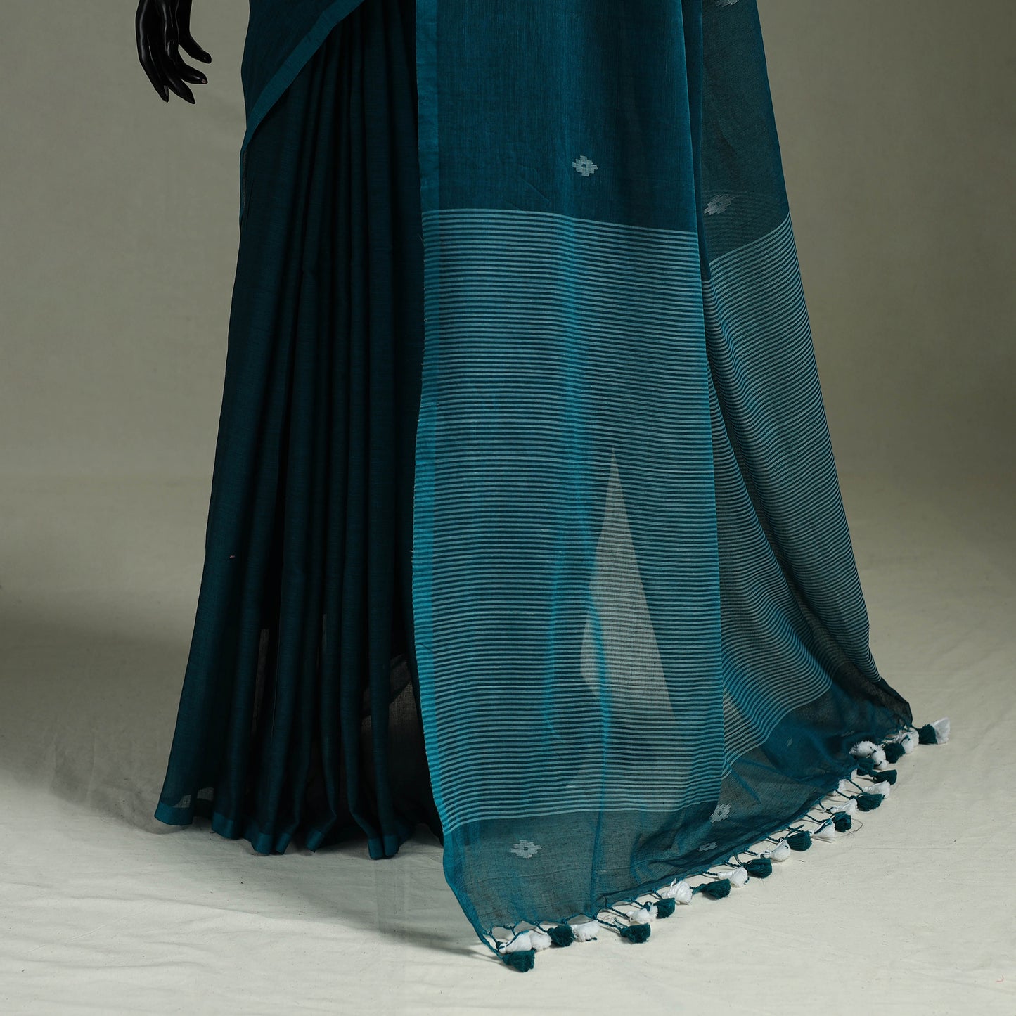 Handloom Pure Mul Cotton Phulia Jamdani Saree with Tassels 03