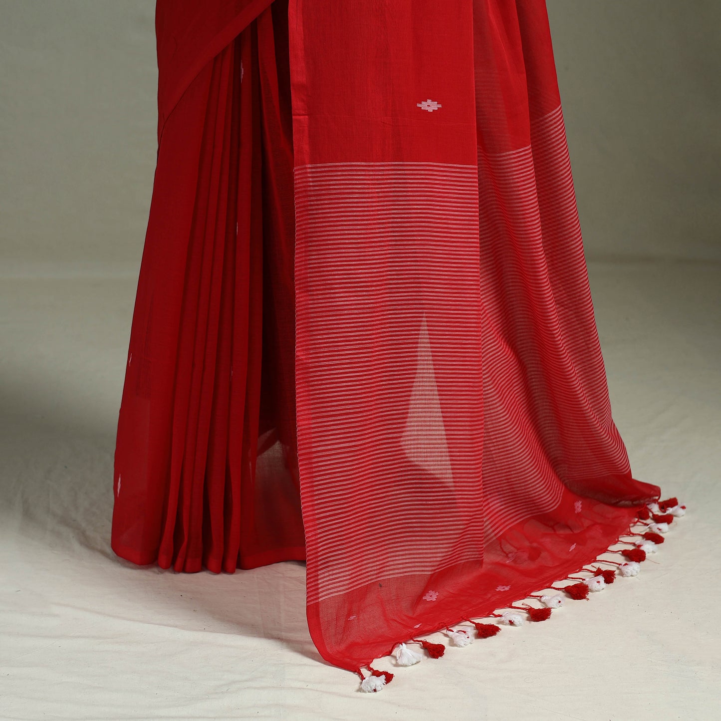 Handloom Pure Mul Cotton Phulia Jamdani Saree with Tassels 04