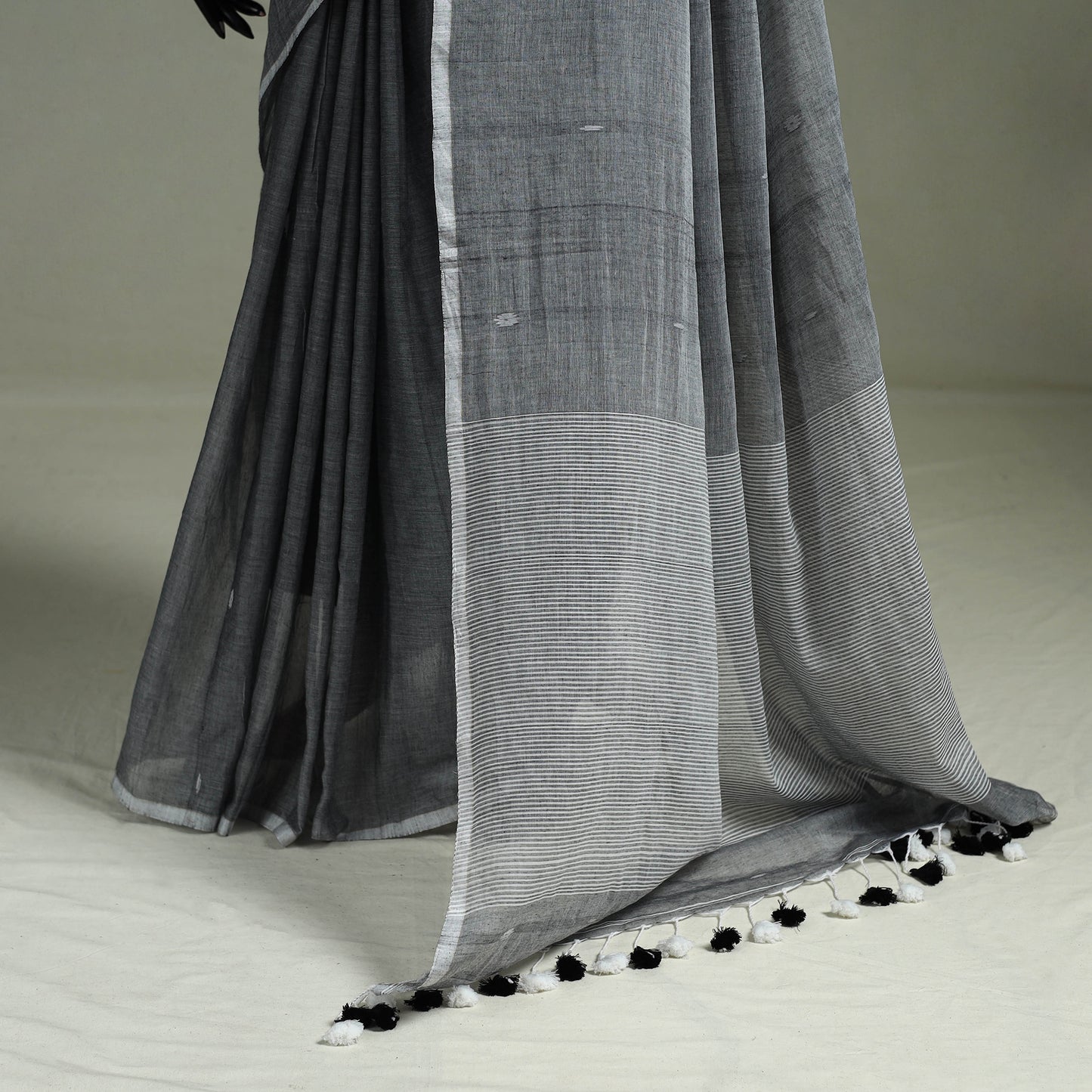 Handloom Pure Mul Cotton Phulia Jamdani Saree with Tassels  08