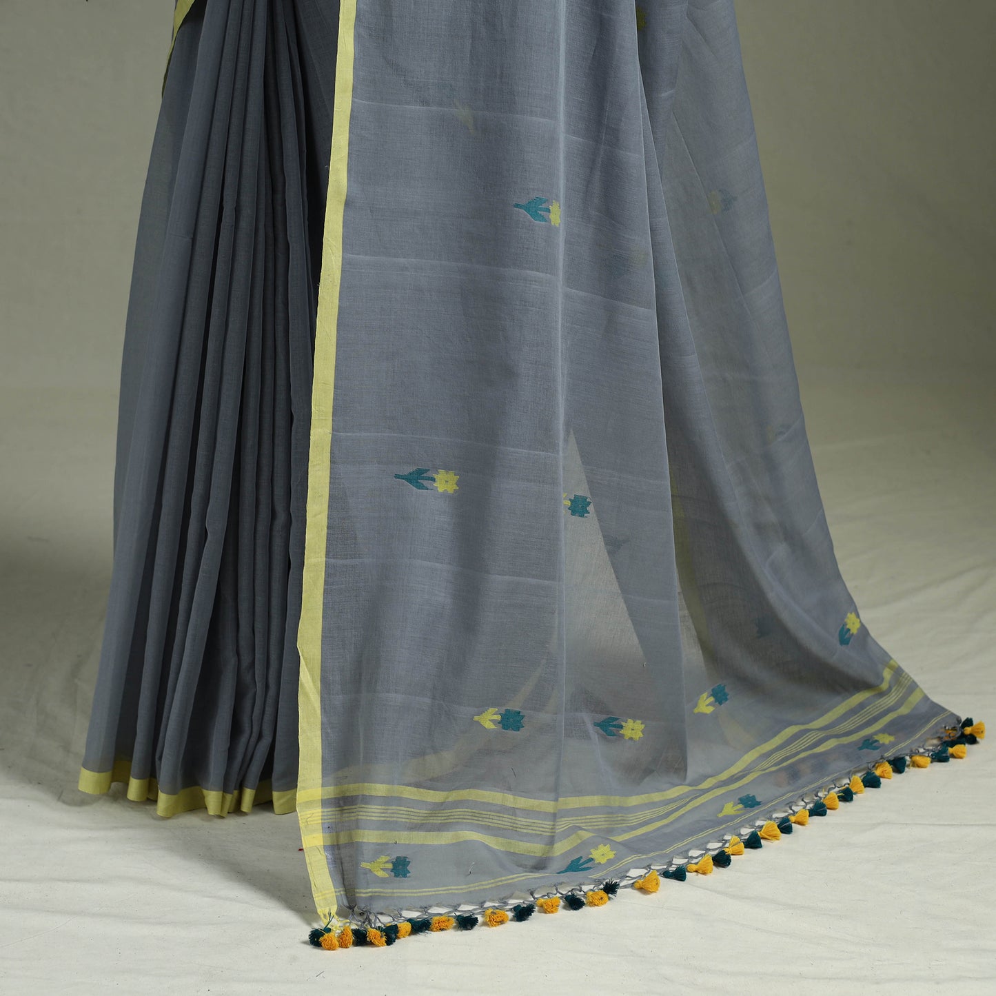 Handloom Pure Mul Cotton Phulia Jamdani Saree with Tassels  16
