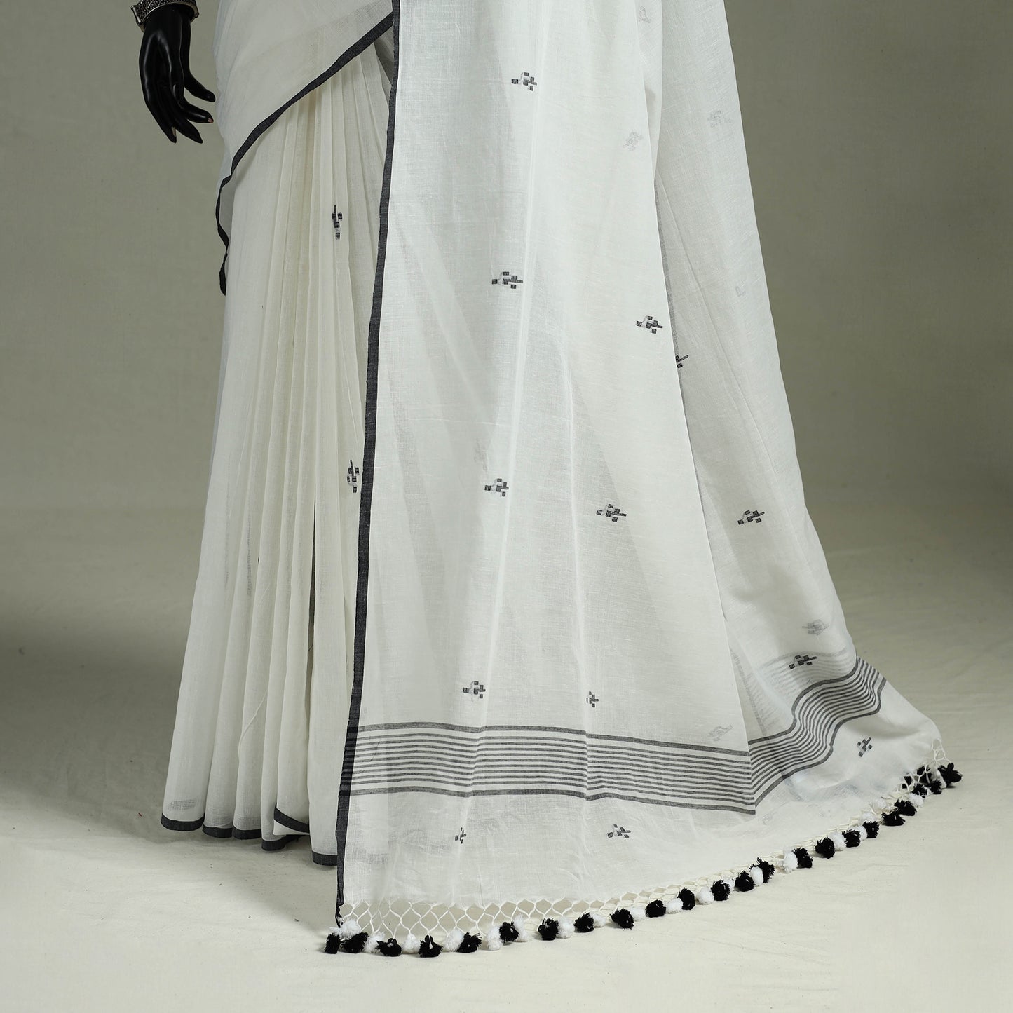 Handloom Pure Mul Cotton Phulia Jamdani Saree with Tassels  23