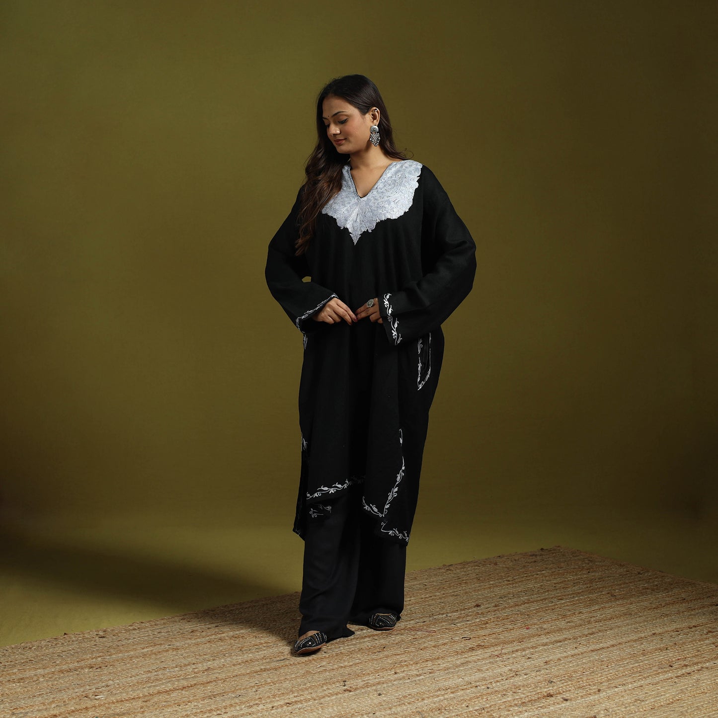 Pink - Handwoven Aari Hand Embroidered Kashmiri Merino Wool Pheran 37