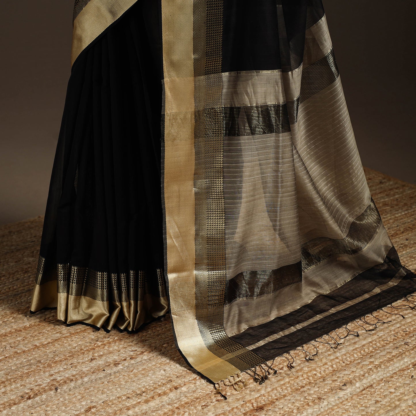 Handloom Maheshwari Saree with Resham Zari Border 18