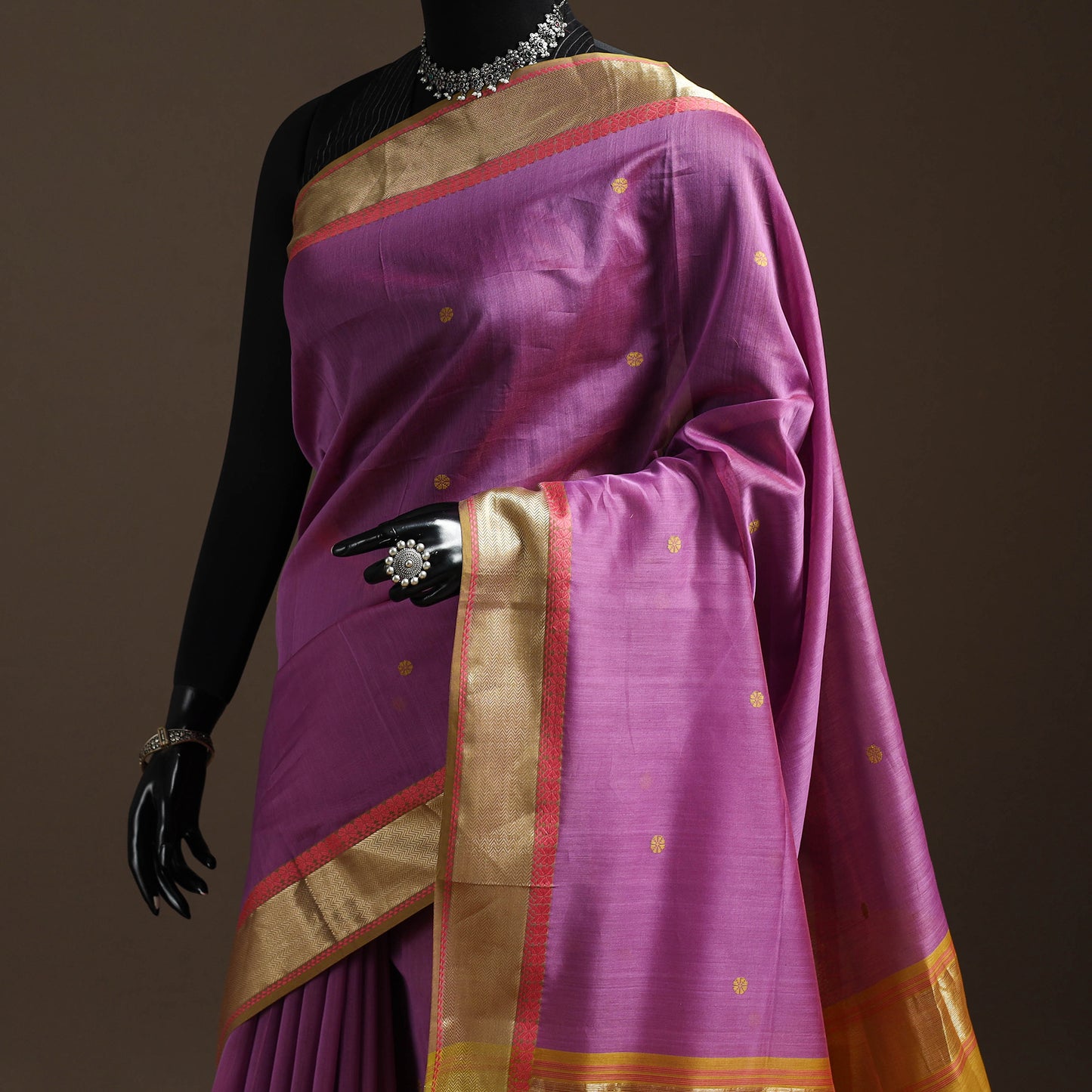 Handloom Buti Maheshwari Saree with Thread Zari Border 14