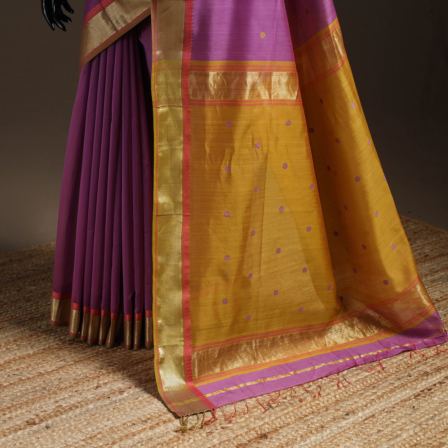 Handloom Buti Maheshwari Saree with Thread Zari Border 14