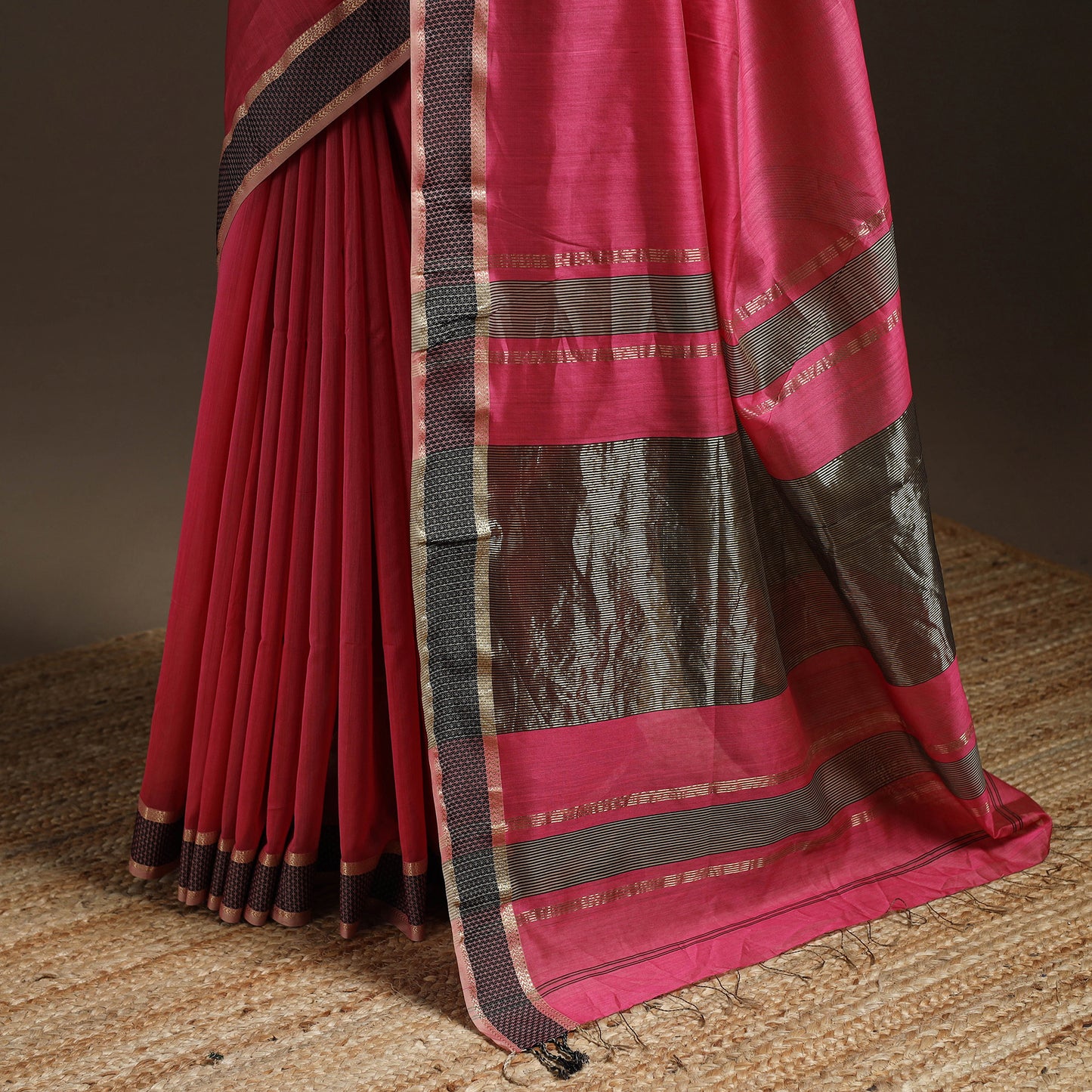 Handloom Maheshwari Saree with Thread Border 12