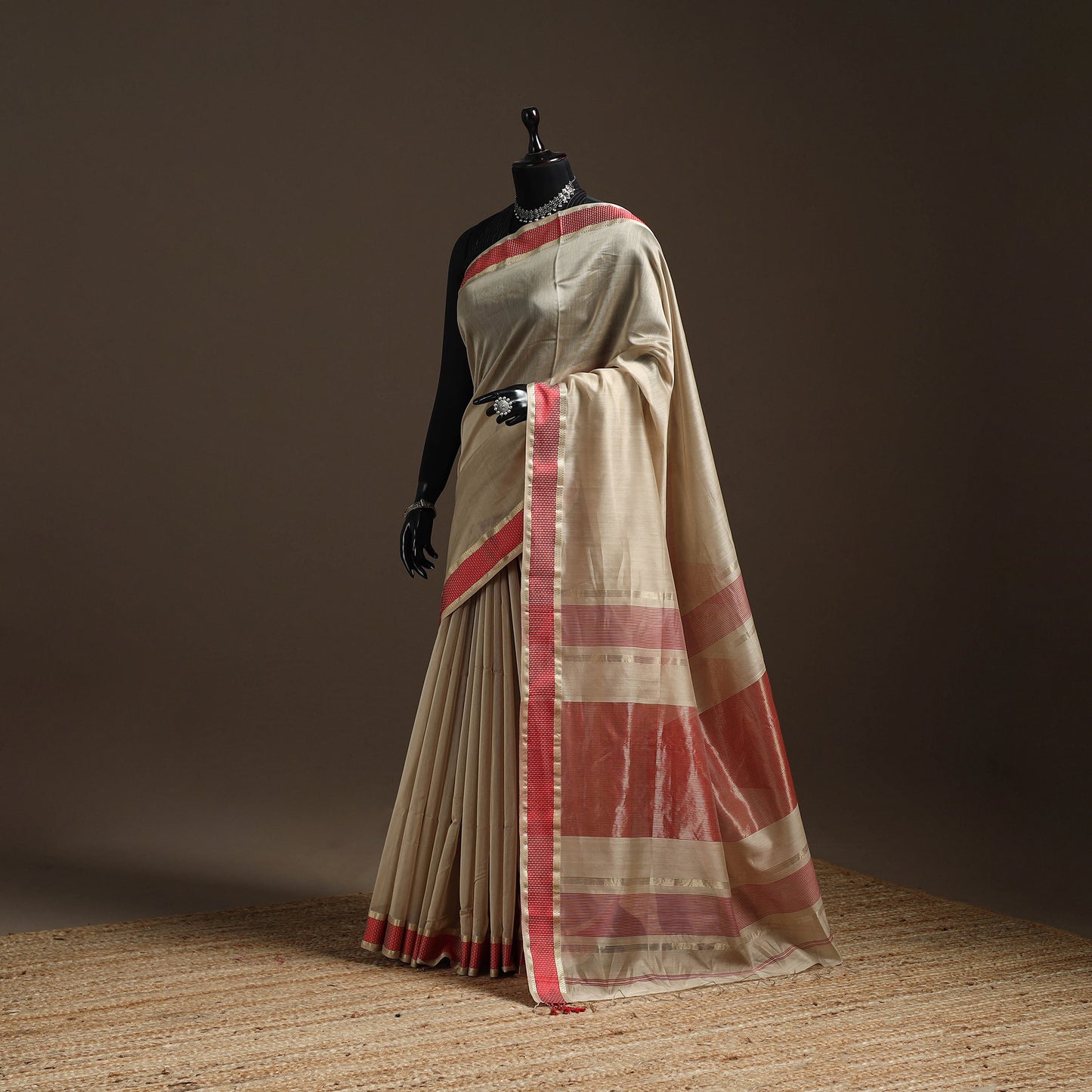 Handloom Maheshwari Saree with Thread Border 11