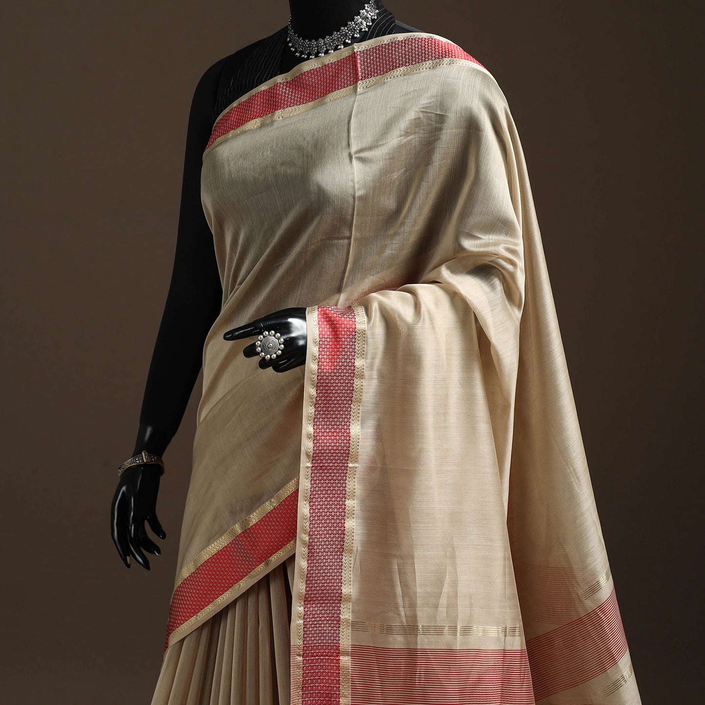Handloom Maheshwari Saree with Thread Border 11