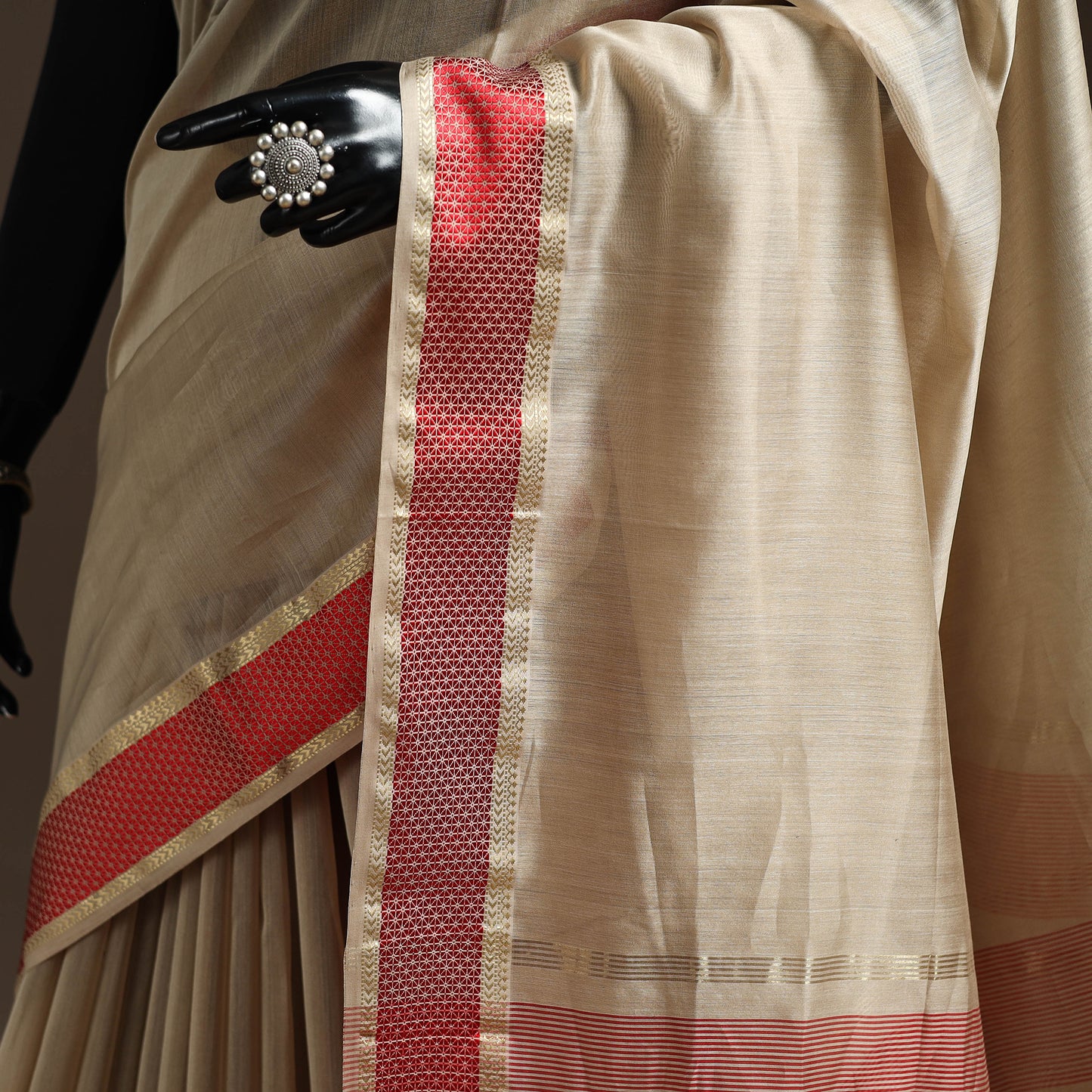 Handloom Maheshwari Saree with Thread Border 11