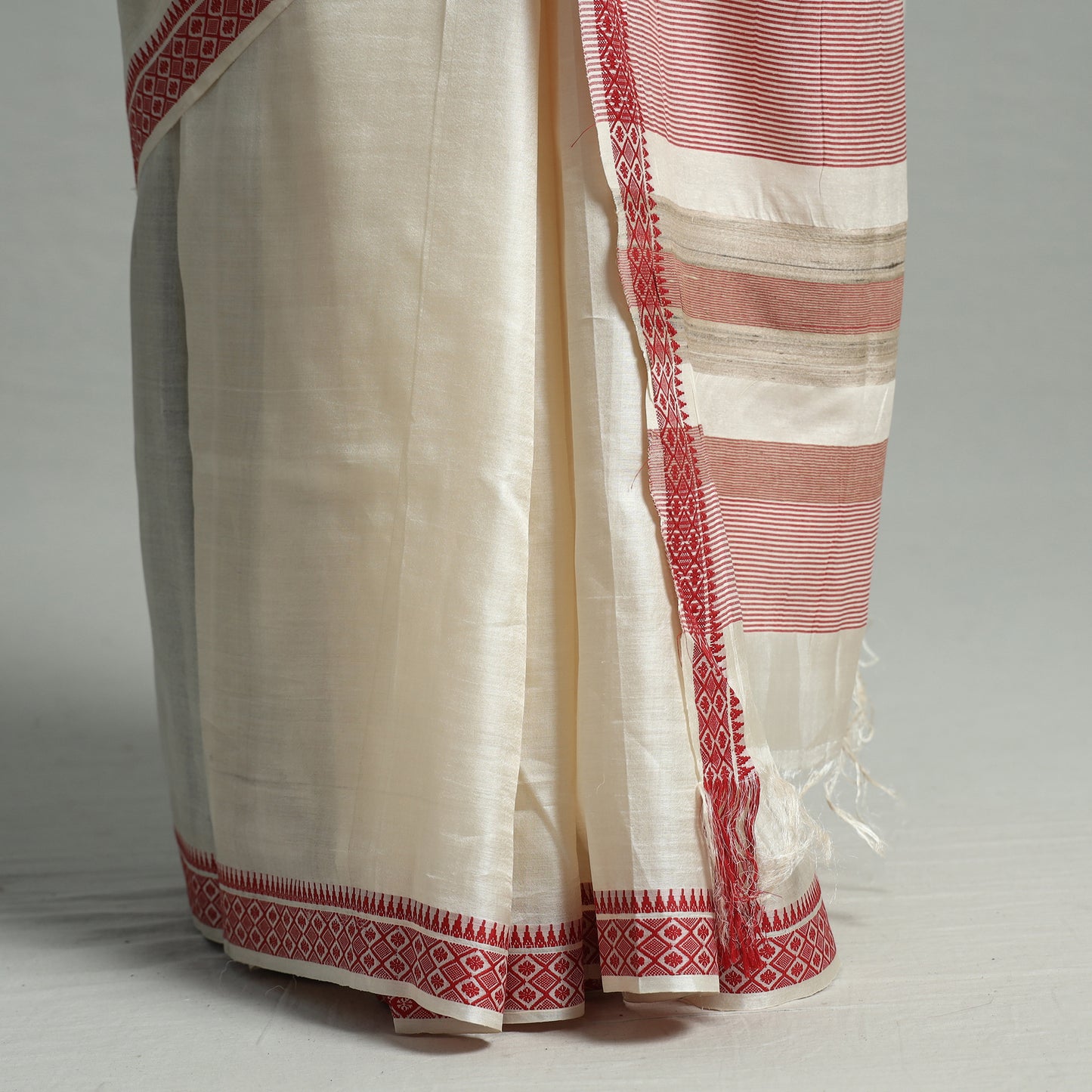 White - Traditional Vidarbha Tussar Silk Handloom Saree with Woven Border 36