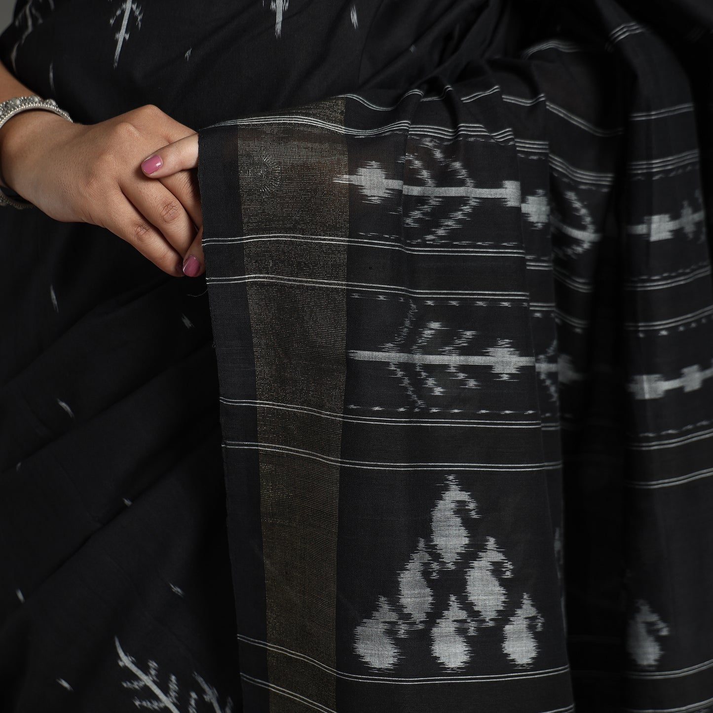 Black - Pochampally Ikat Weave Pure Handloom Cotton Saree 09