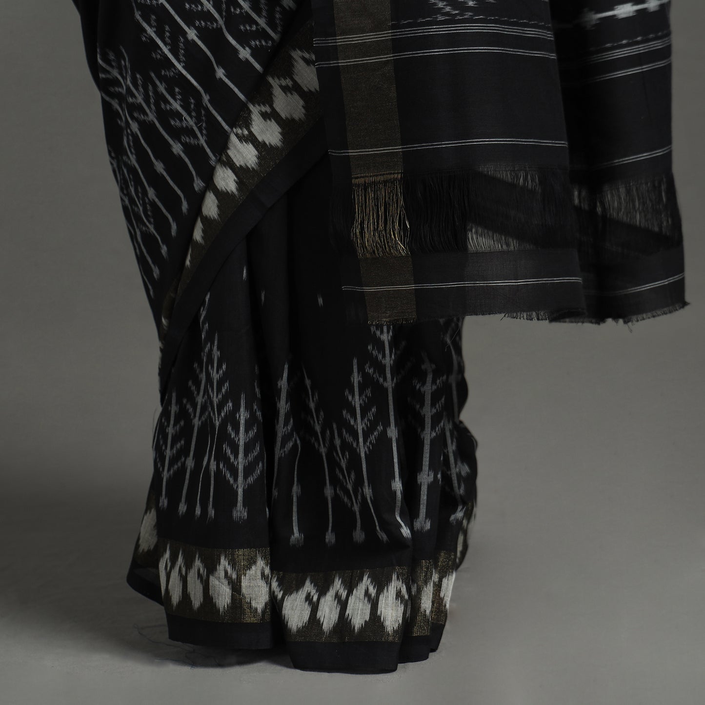 Black - Pochampally Ikat Weave Pure Handloom Cotton Saree 09