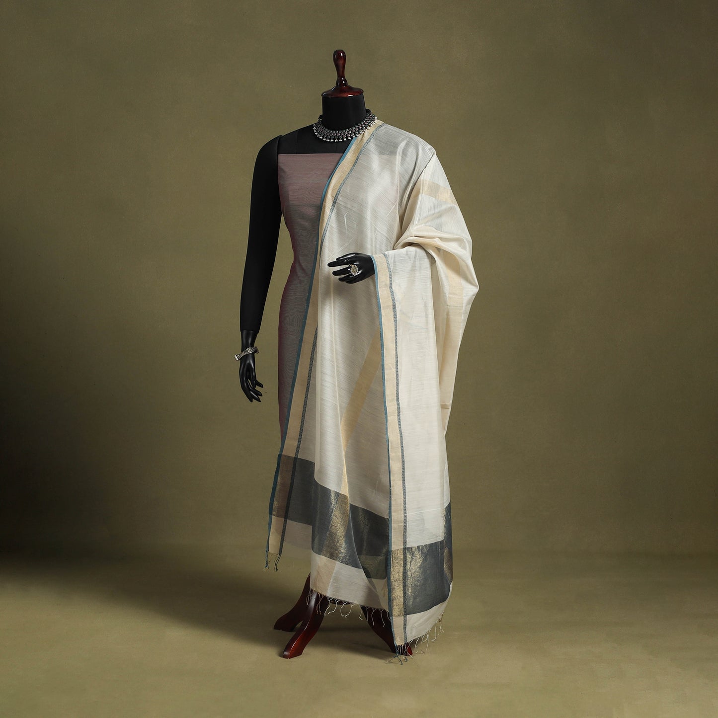 White - handloom silk cotton maheshwari dupatta 41