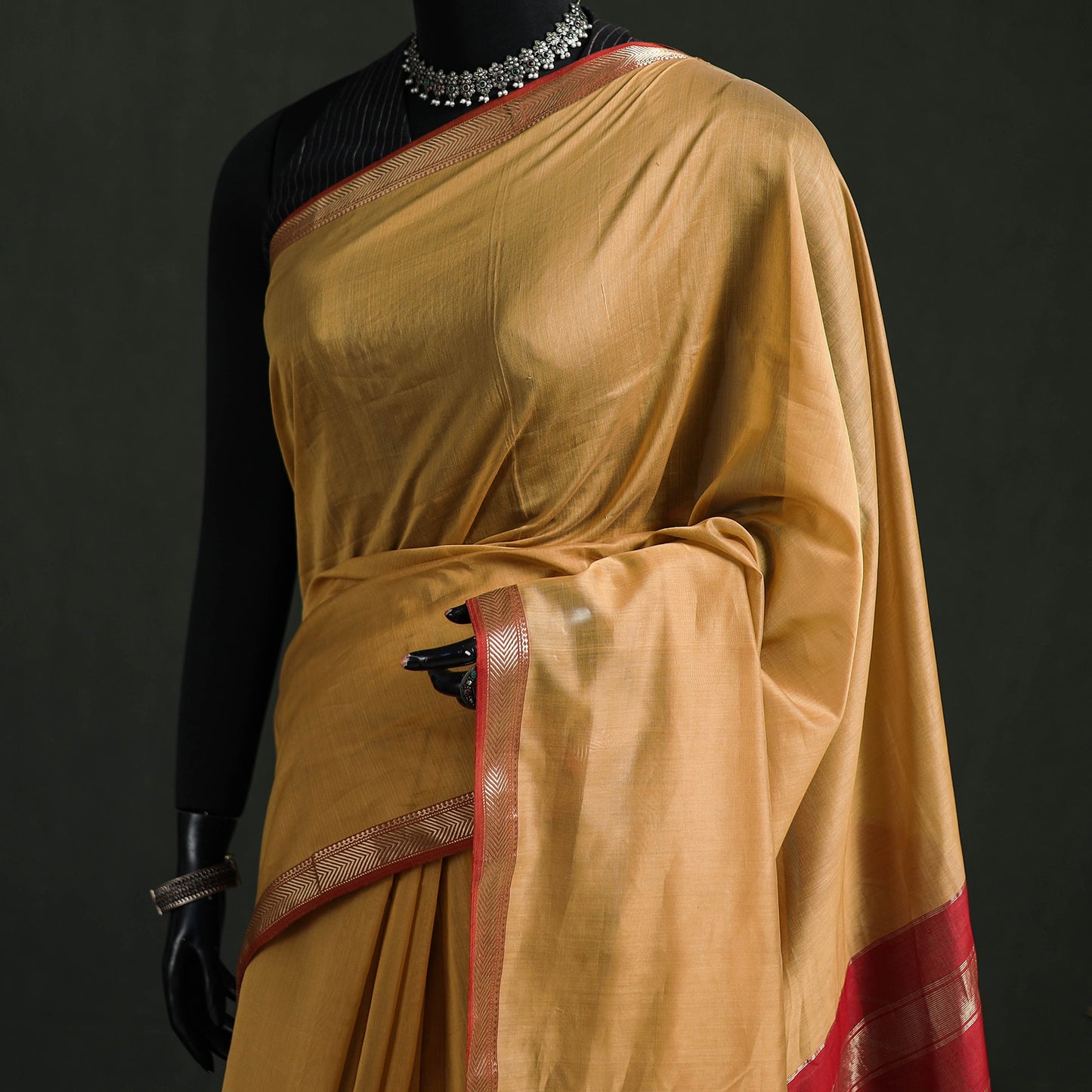 Handloom Zari Border Maheshwari Silk Saree 02
