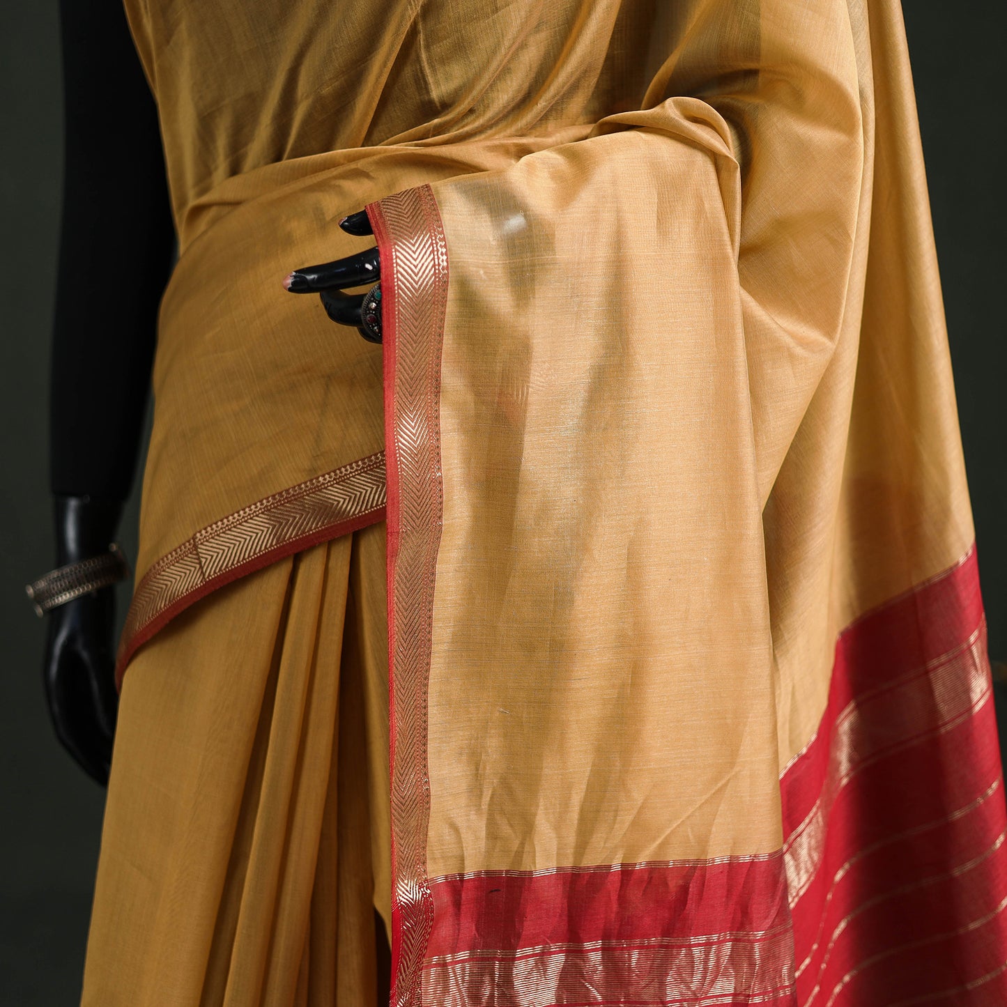 Handloom Zari Border Maheshwari Silk Saree 02