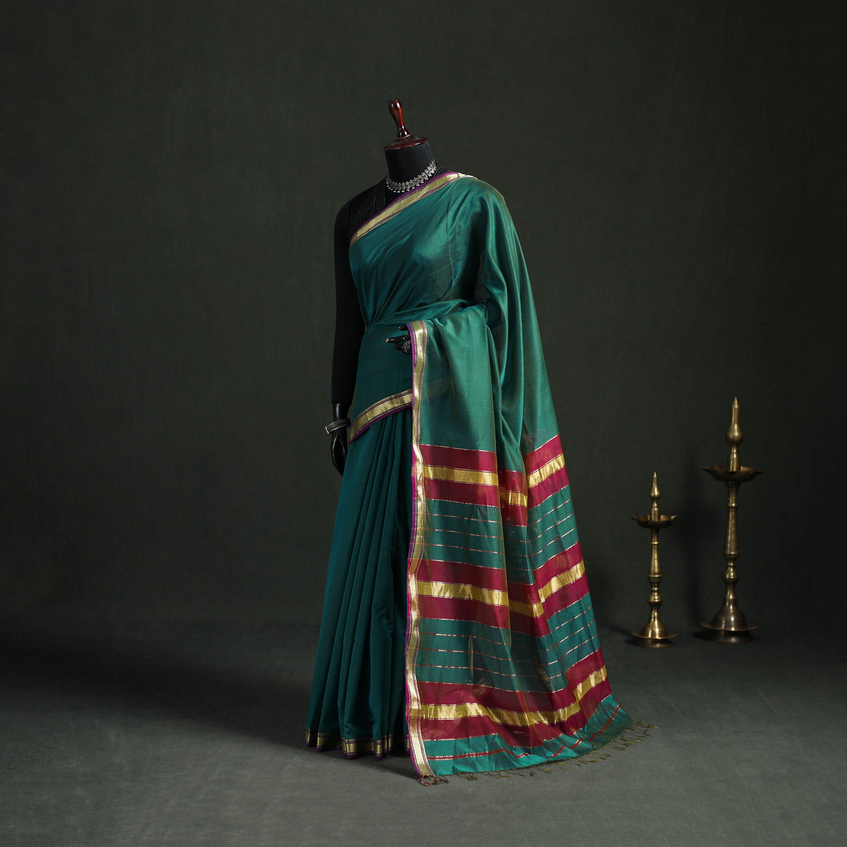 Handloom Zari Border Maheshwari Silk Saree 04