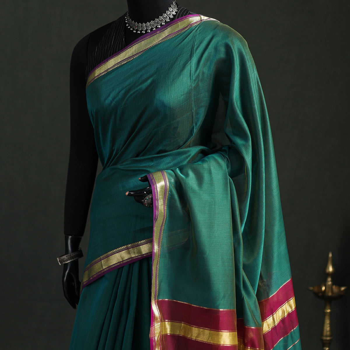 Handloom Zari Border Maheshwari Silk Saree 04