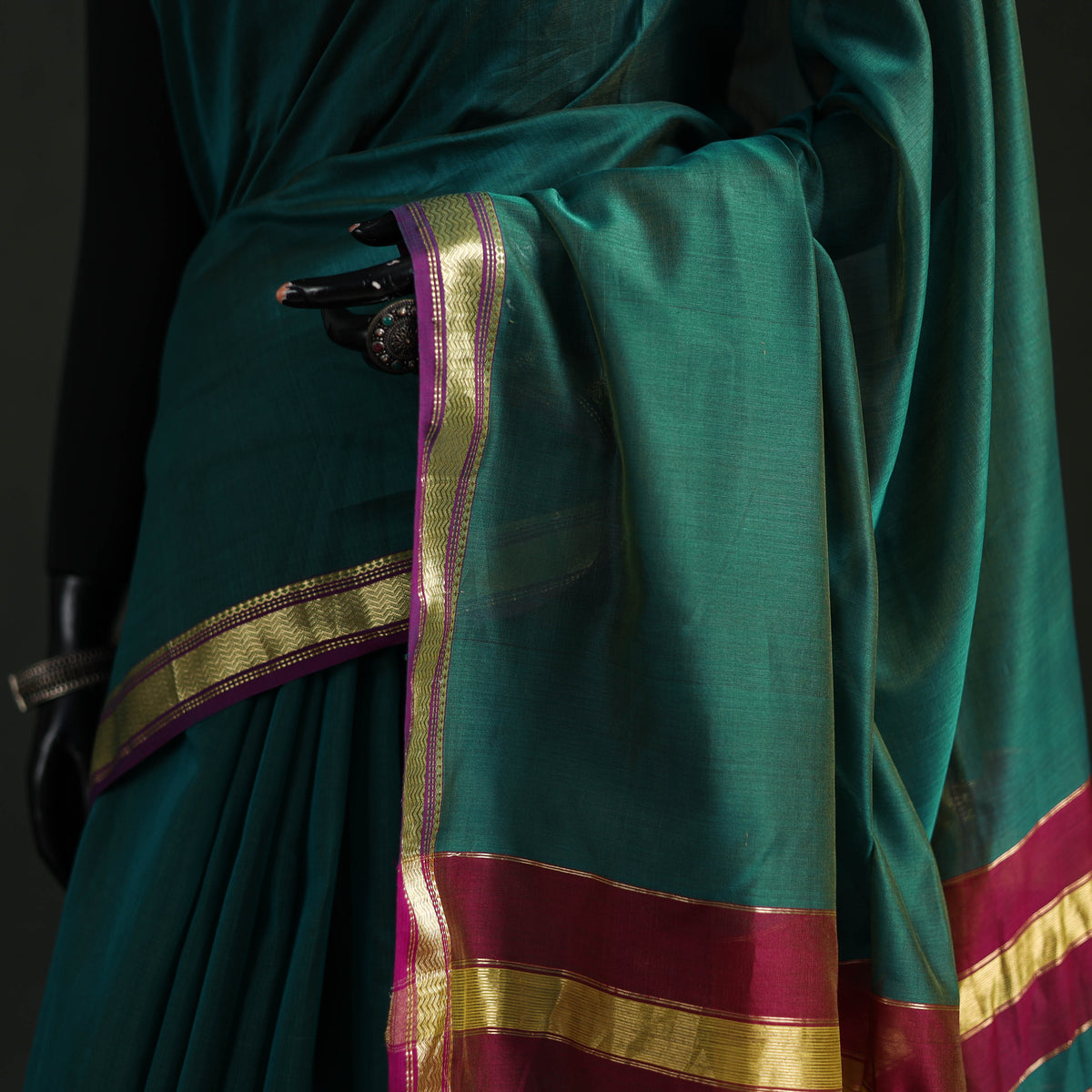Handloom Zari Border Maheshwari Silk Saree 04