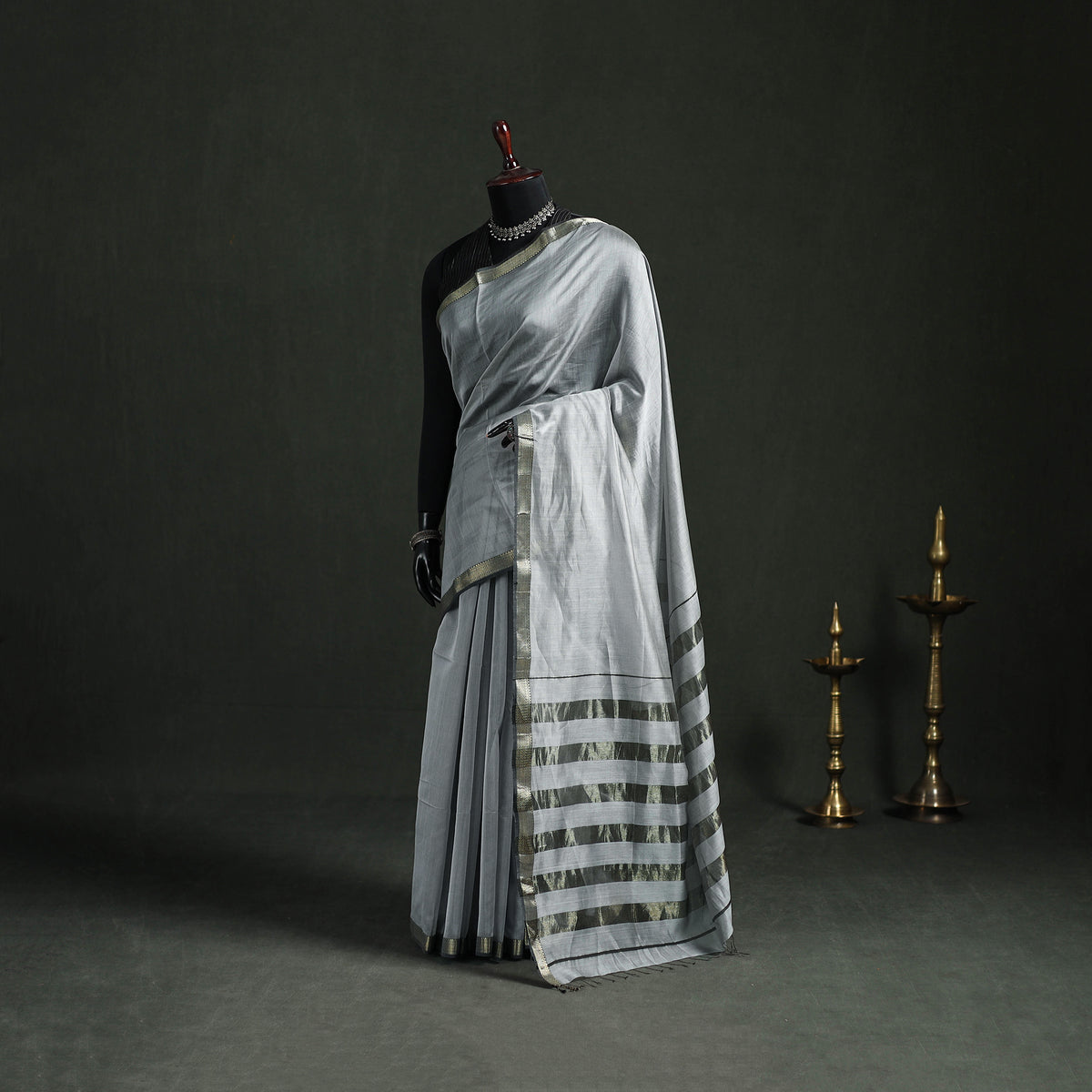 Handloom Zari Border Maheshwari Silk Saree 05