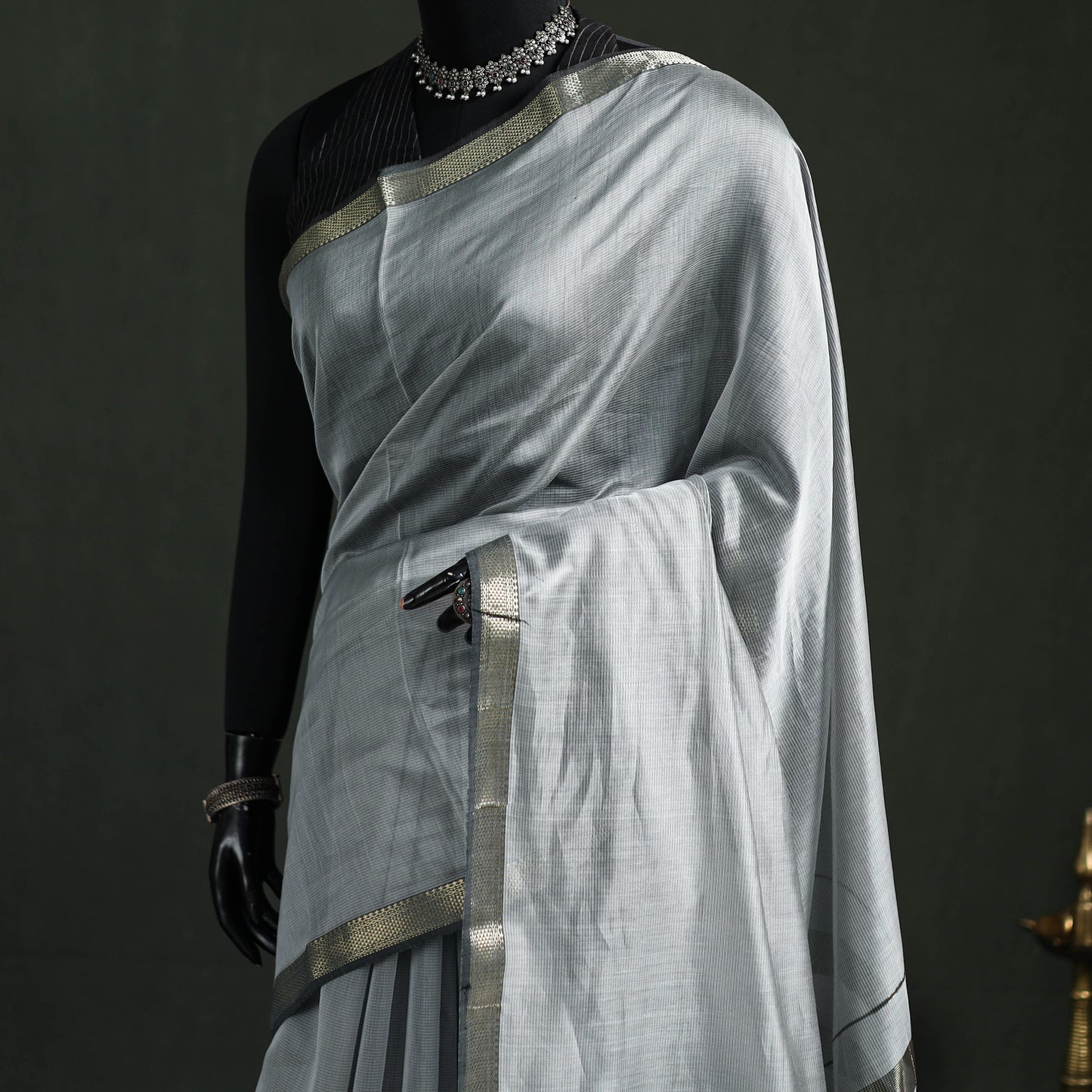 Handloom Zari Border Maheshwari Silk Saree 05