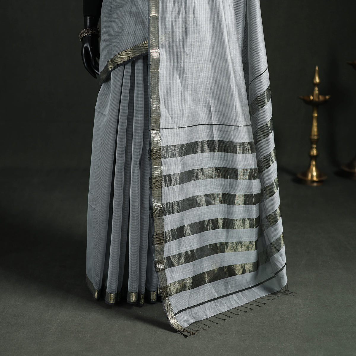 Handloom Zari Border Maheshwari Silk Saree 05