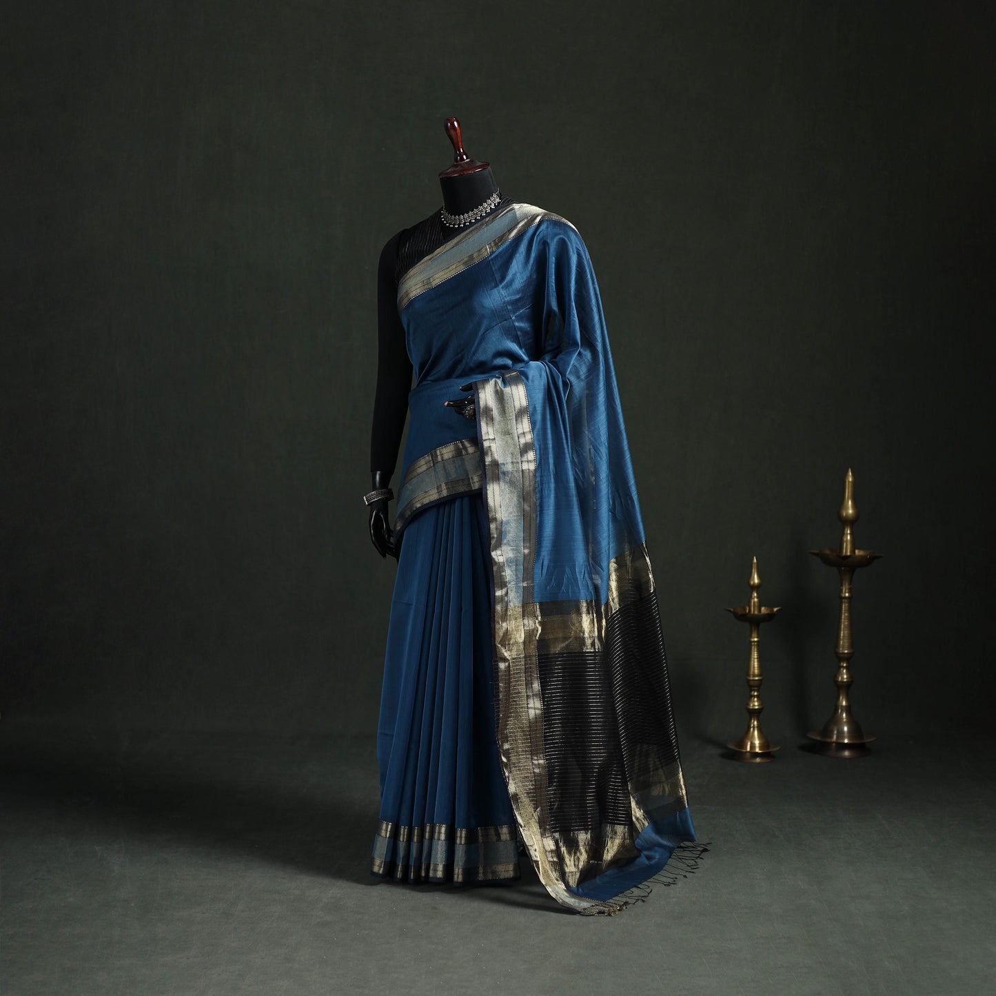 Handloom Zari Border Maheshwari Silk Saree 06