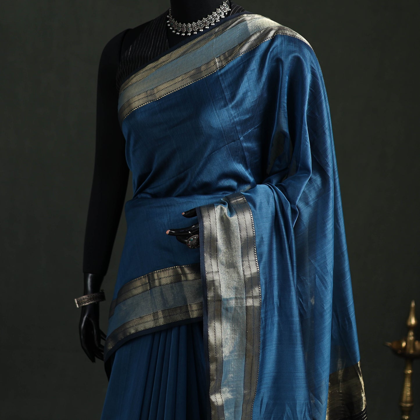 Handloom Zari Border Maheshwari Silk Saree 06