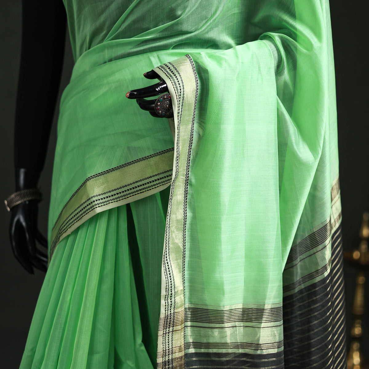 Handloom Zari Border Maheshwari Silk Saree 07