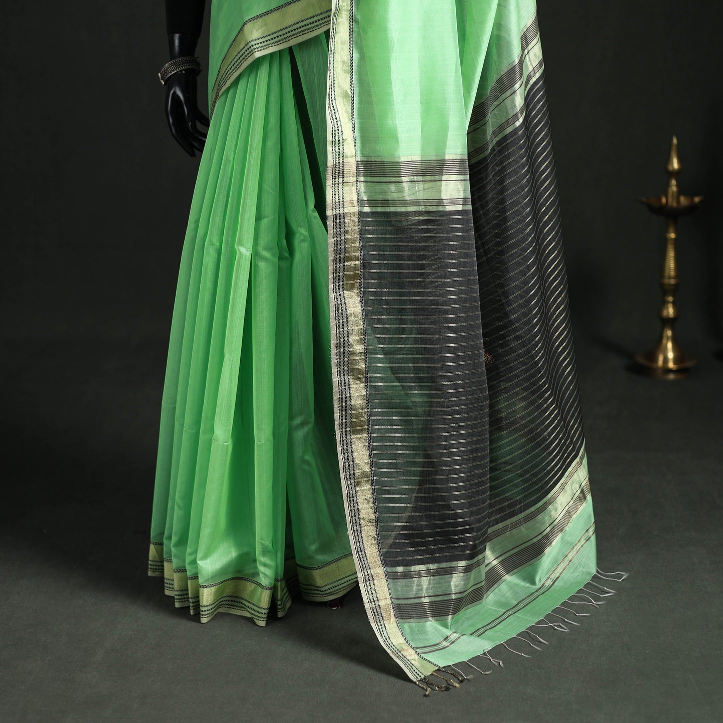 Handloom Zari Border Maheshwari Silk Saree 07