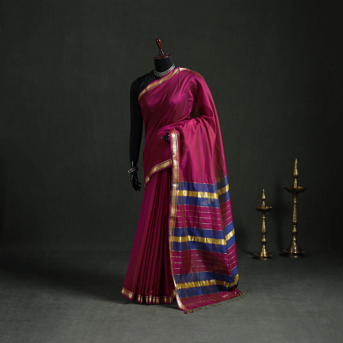 Handloom Zari Border Maheshwari Silk Saree 08